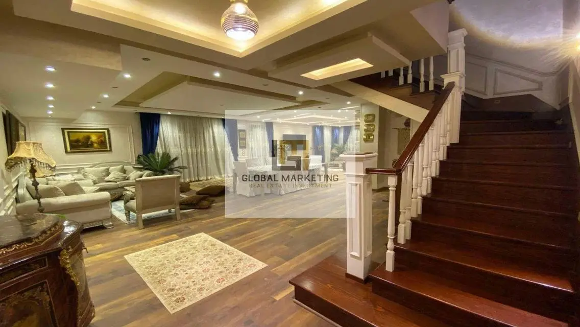Duplex with hotel garden for rent in Eastown