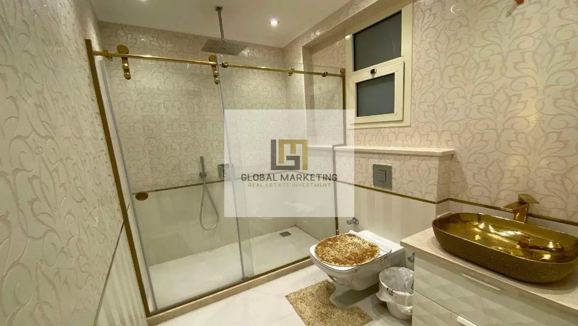 Duplex with hotel garden for rent in Eastown