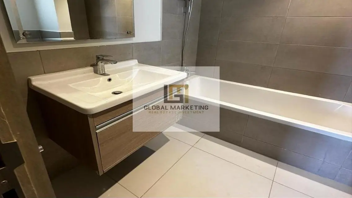 aprt 4 rent in Mivida overlooking the lake