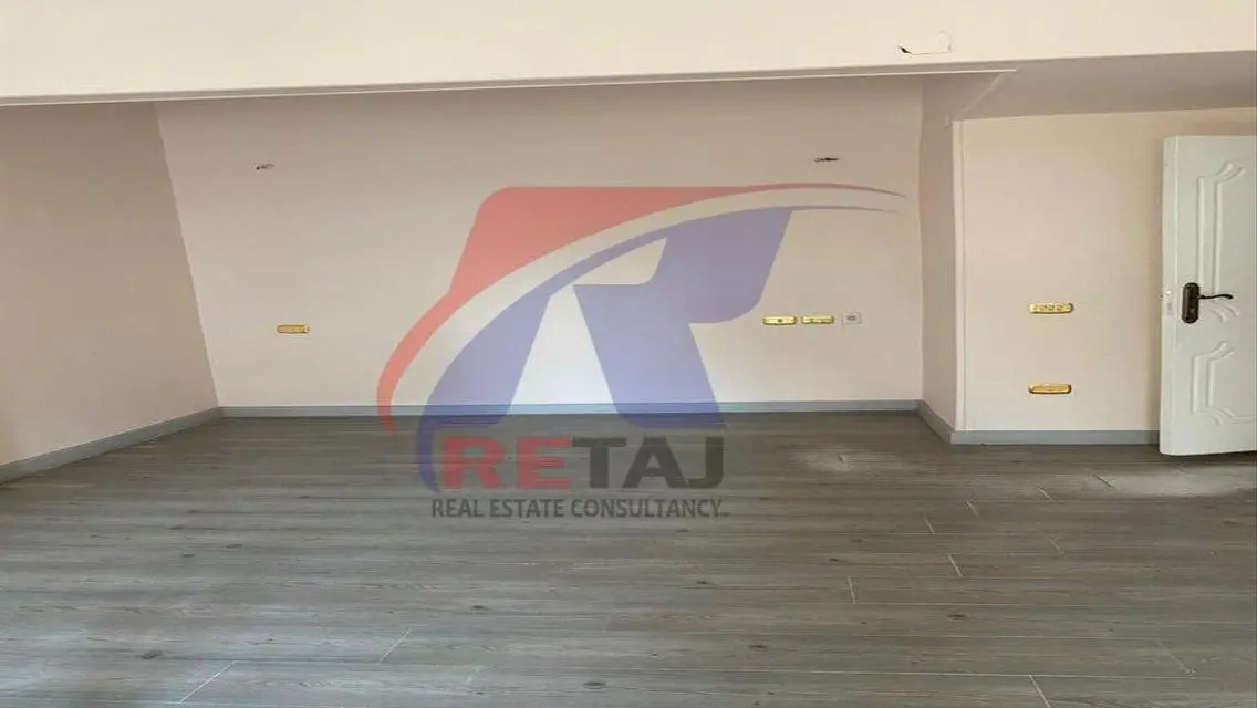 شقة مميزة للبيع في المنطقة الاولي بجانب جنينة مول.