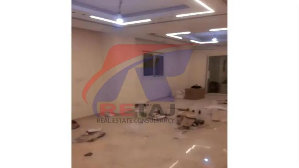 شقه للبيع في المنطقه العاشره امام البعوث الاسلاميه