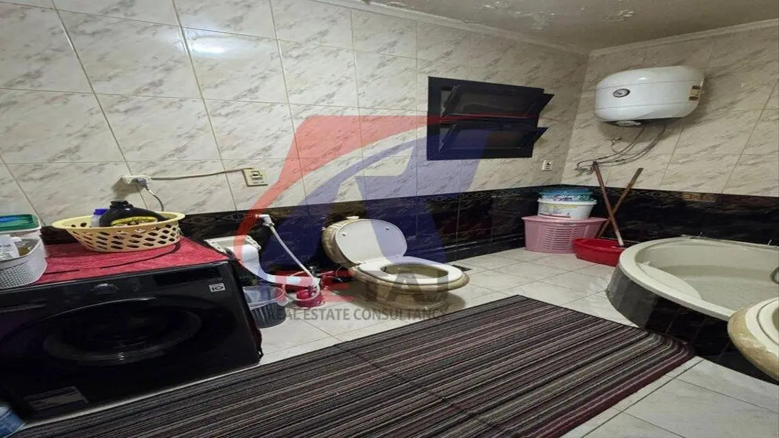 شقة لقطة للبيع في شارع مميز في حي السفارات       .