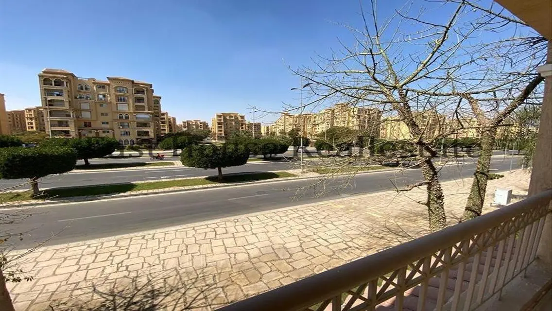 للبيع لقطه شقه فندقيه في اميز مواقع مدينتي B2