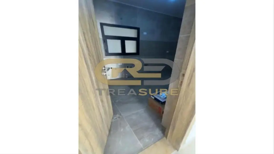 شقة بجاردن سوبر لوكس بالتكيفات للبيع في فيفث سكوير