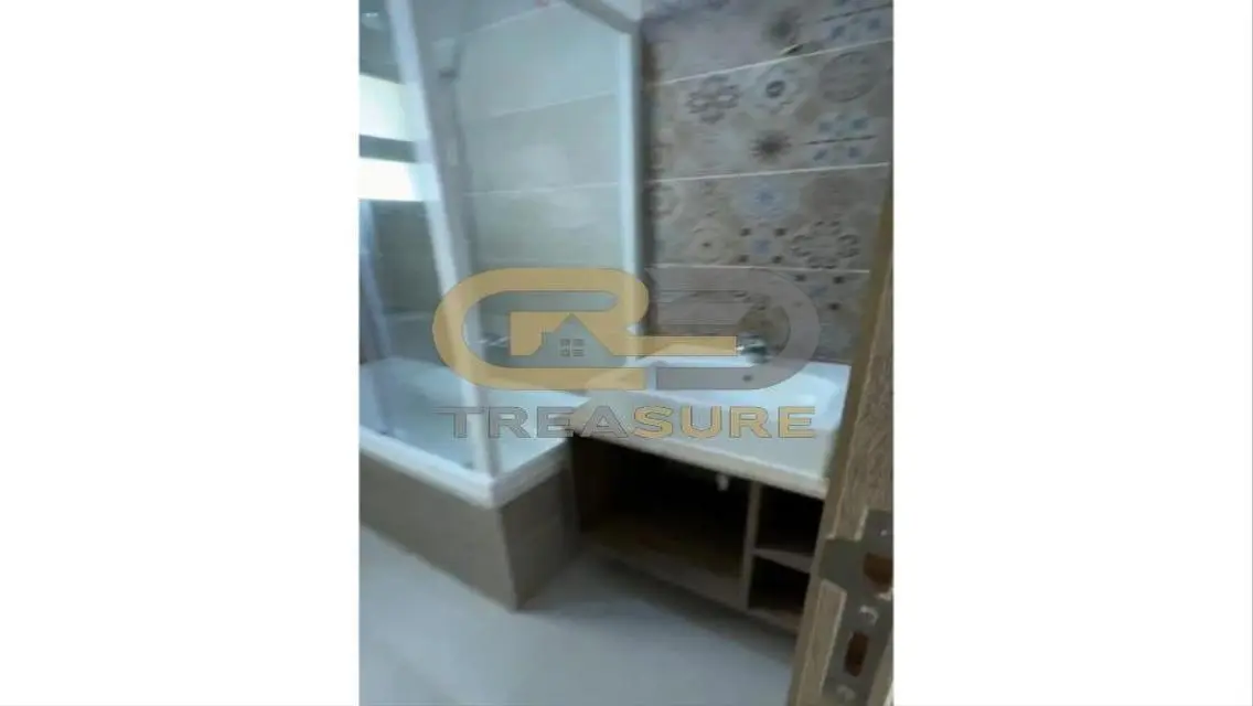 شقة بجاردن سوبر لوكس بالتكيفات للبيع في فيفث سكوير