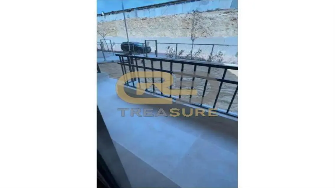 شقة بجاردن سوبر لوكس بالتكيفات للبيع في فيفث سكوير
