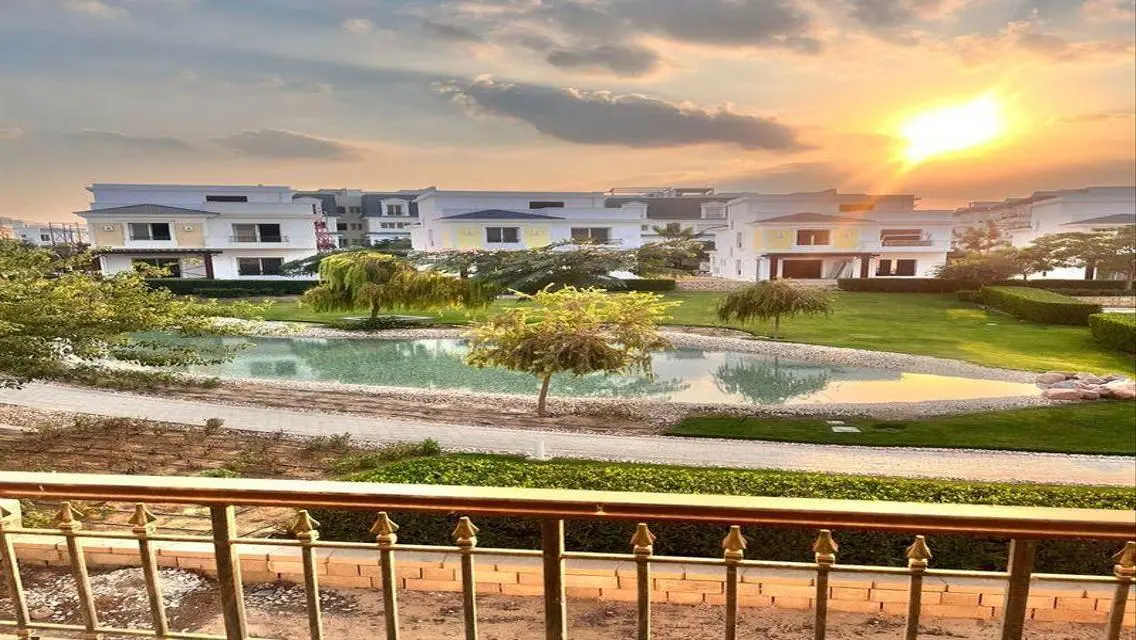 Super luxury villa prime location in October Park