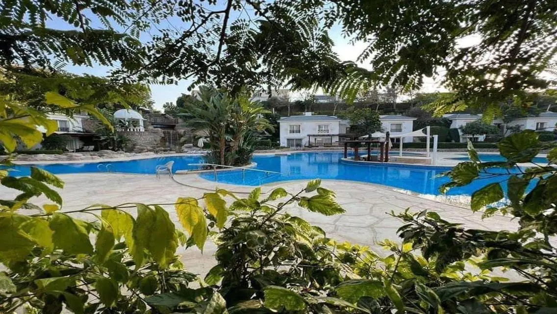 Super luxury villa prime location in October Park