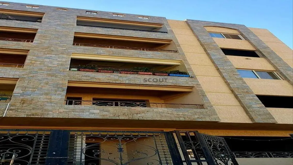 شقة للبيع استلام فوري نصف تشطيب في اللوتس الشمالية