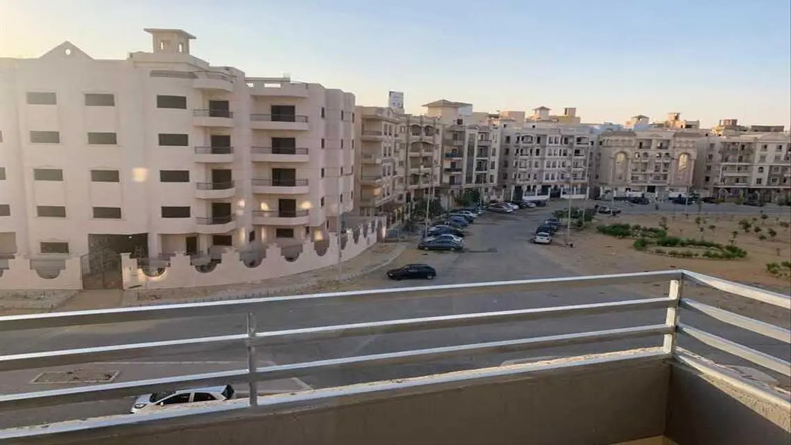 شقة للبيع استلام فوري نصف تشطيب في اللوتس الشمالية