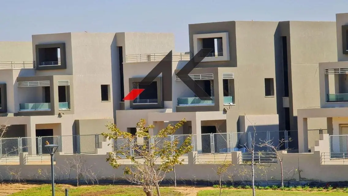 فيلا مستقلة للبيع في بالم هيلز قطامية اكستنيشن