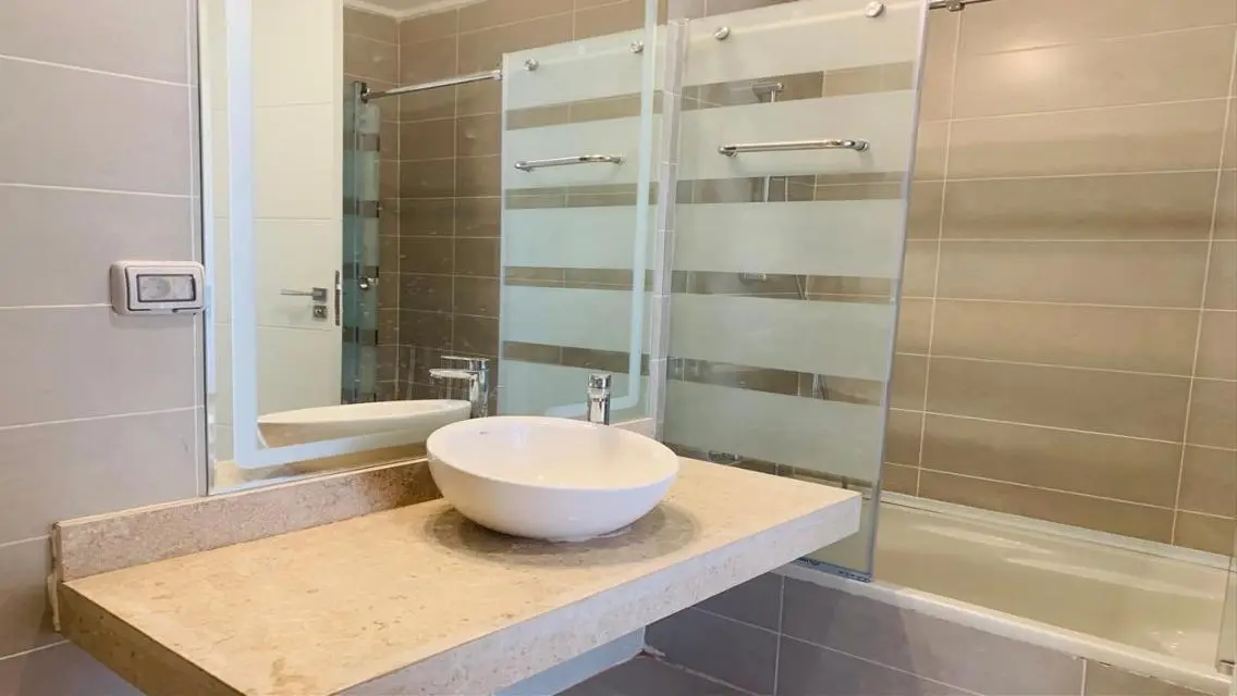 Apartment 151m - kitchen &amp; Ac&#39;s - Village Gate