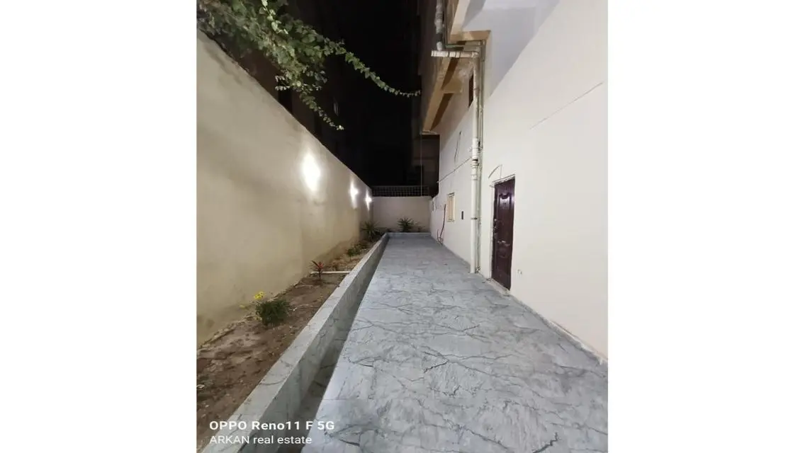 للبيع فيلا واجهه بمدخل خاص وجاردين بجوار الخدمات  
