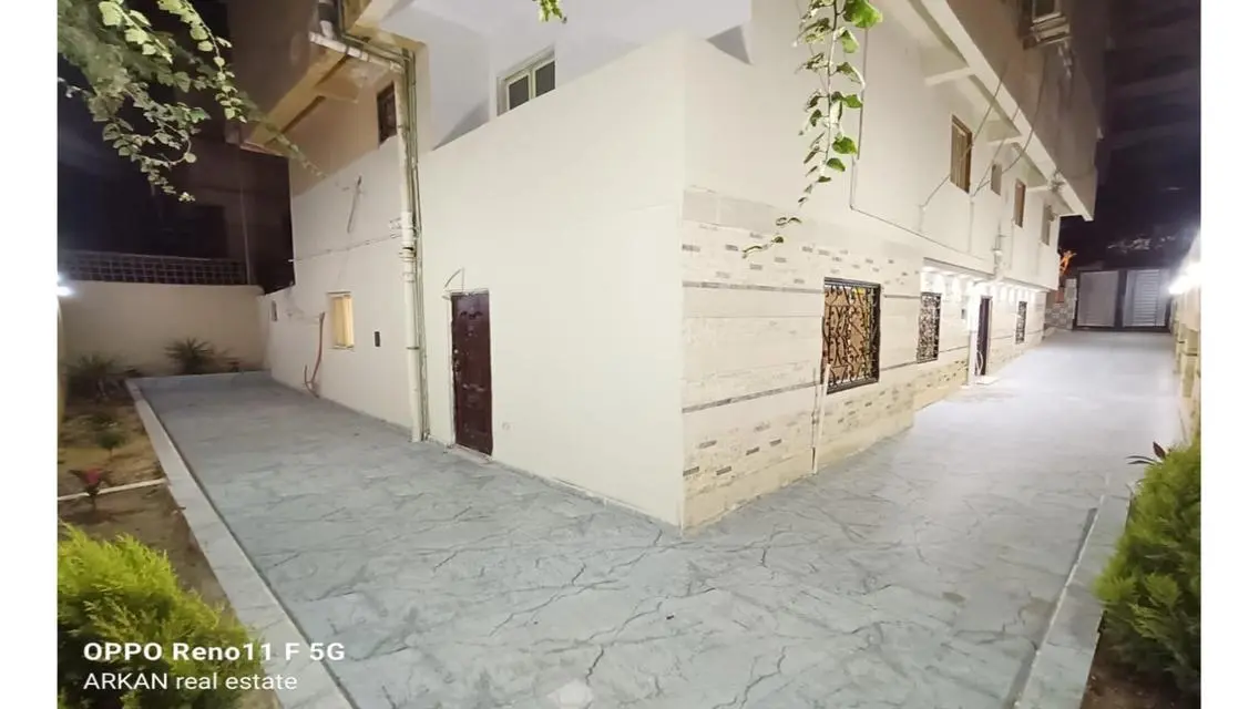 للبيع فيلا واجهه بمدخل خاص وجاردين بجوار الخدمات  