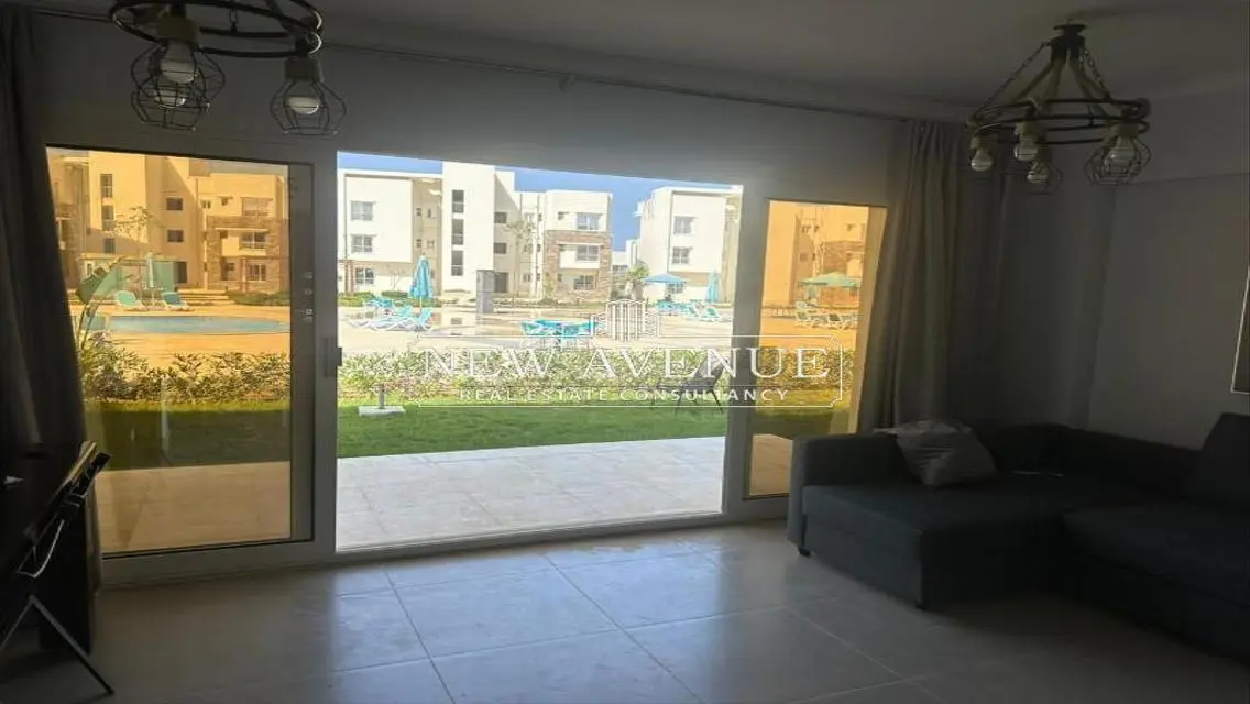 شاليه دور ارضي تشطيب كامل ومفروش فى سى فيو