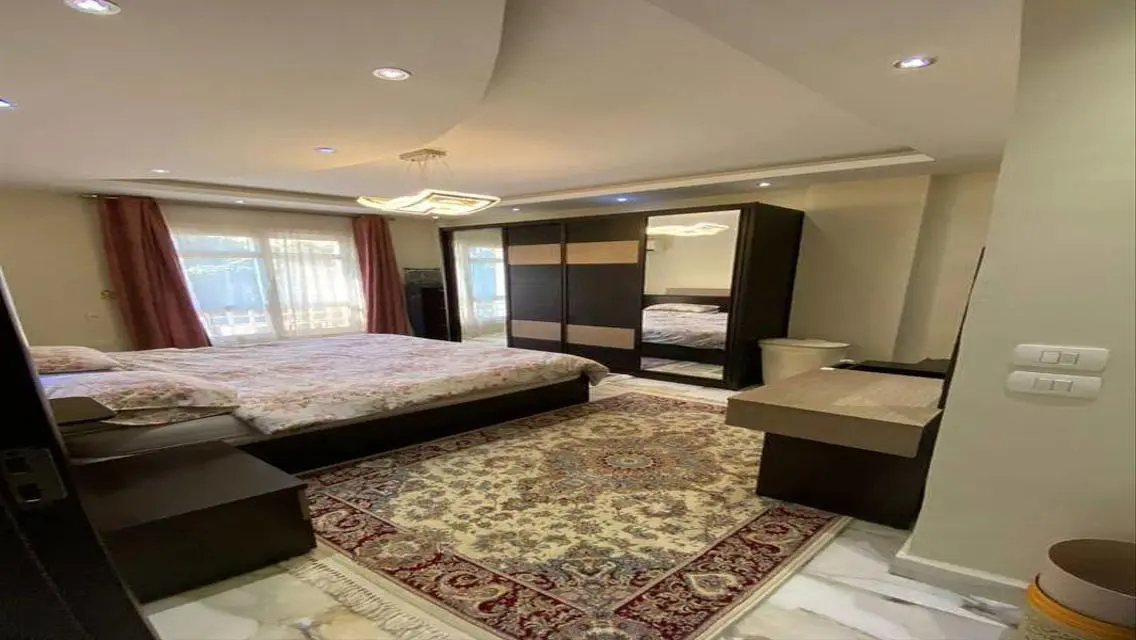 شقه مميزه للايجار المفروش بمدينتي في B7 فرش حديث
