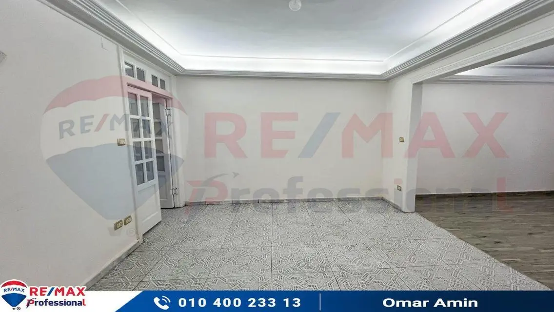 Open view to the street - Living room - Licensed