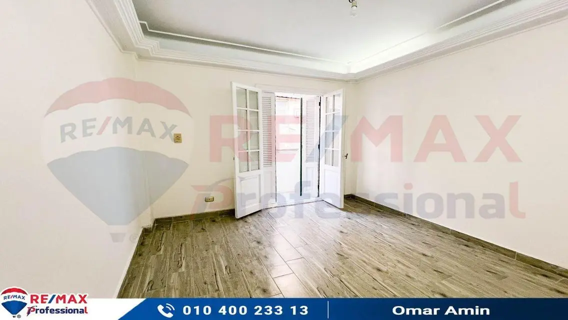 Open view to the street - Living room - Licensed