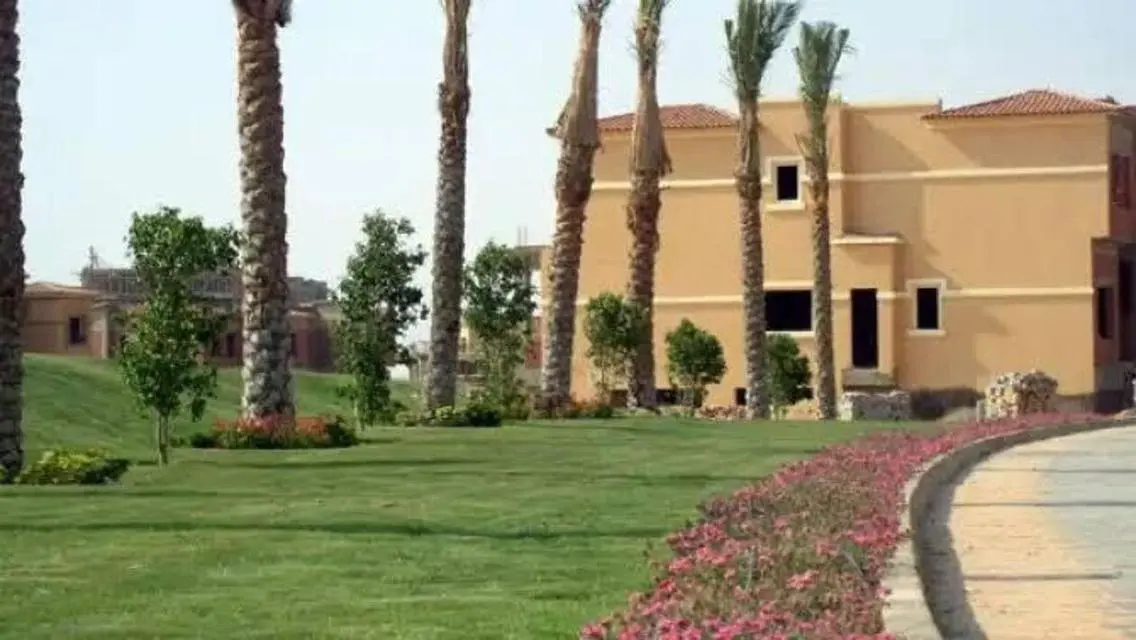 شقه95م للبيع فى كمبوند قطاميه جاردنز التجمع الخامس