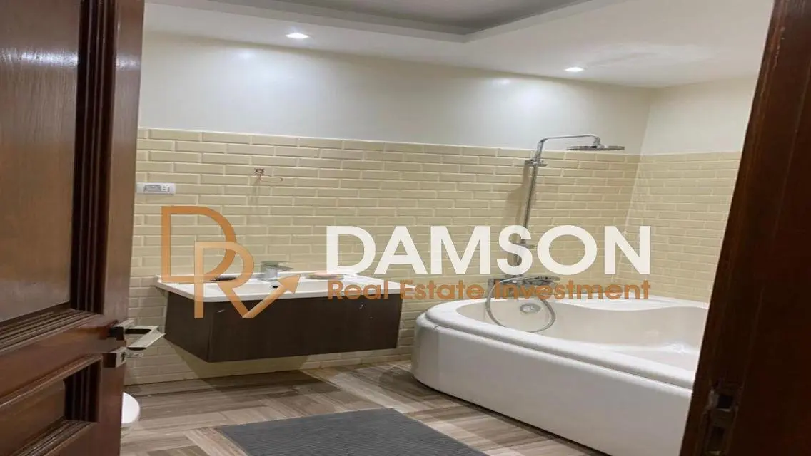 Stunning Apartment with Lake Views and Spacious Layout
