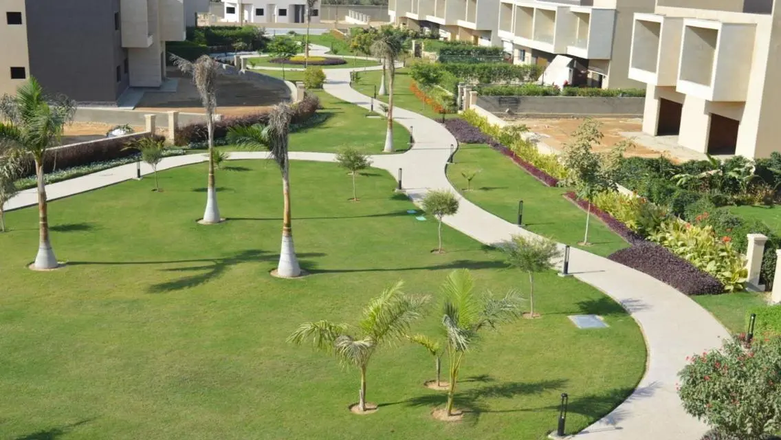 شقة استلام فوري موقع مميز امام جامعة النيل تقسيط