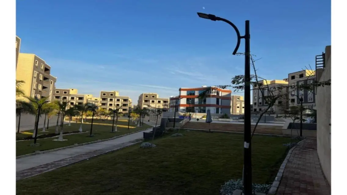 وحدة سكنيه فاخره للبيع بالتجمع الخامس قريبه من الج