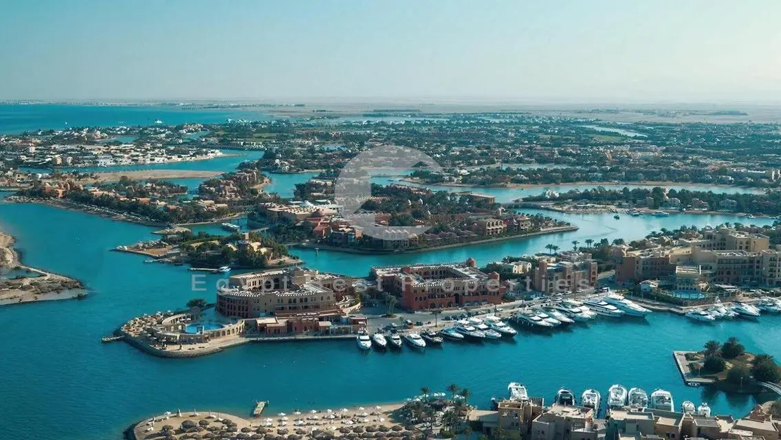 شاليه متشطب تسليم مبكر مباشرة على اللاجون 15% مقدم