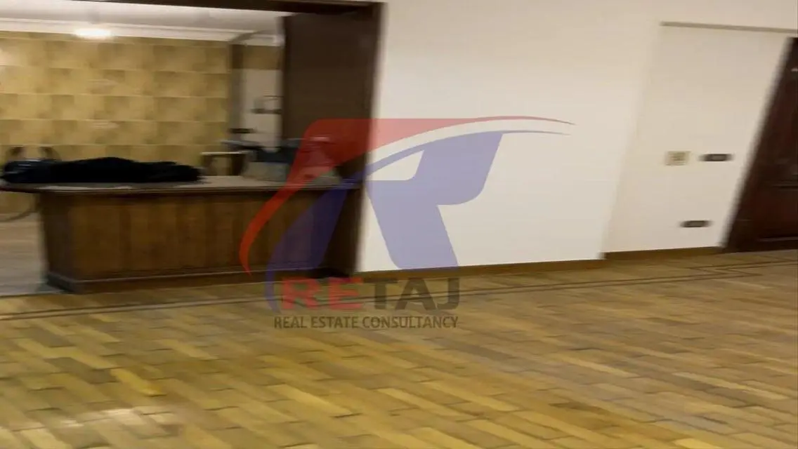 شقة للبيع في شارع مميز في اخر مكرم عبيد التامنة  .
