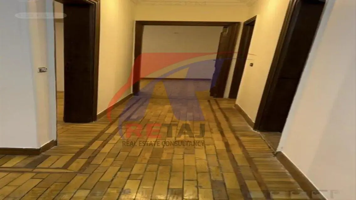 شقة للبيع في شارع مميز في اخر مكرم عبيد التامنة  .