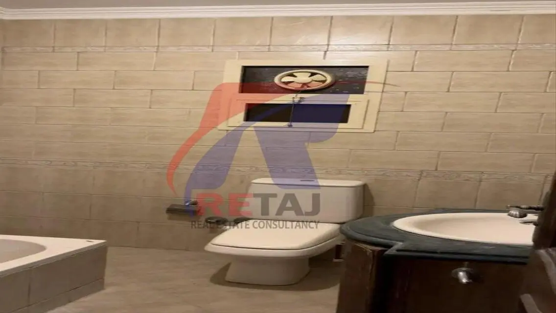 شقة للبيع في شارع مميز في اخر مكرم عبيد التامنة  .