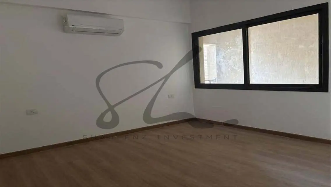 Apartment delivery in mouth in , in front of AUC