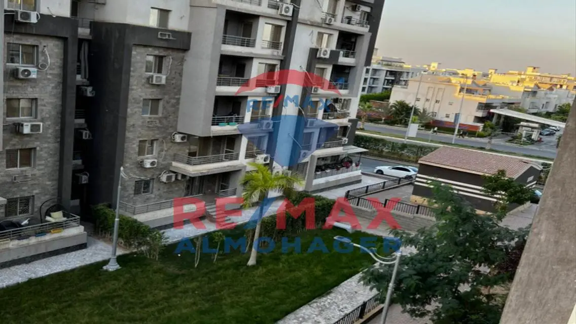 شقة فاخرة للبيع بتكييف مركزي ومساحة واسعة