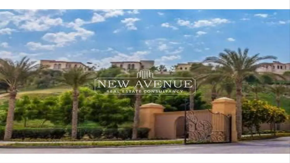 Standalone in UPTOWN prime location first row golf