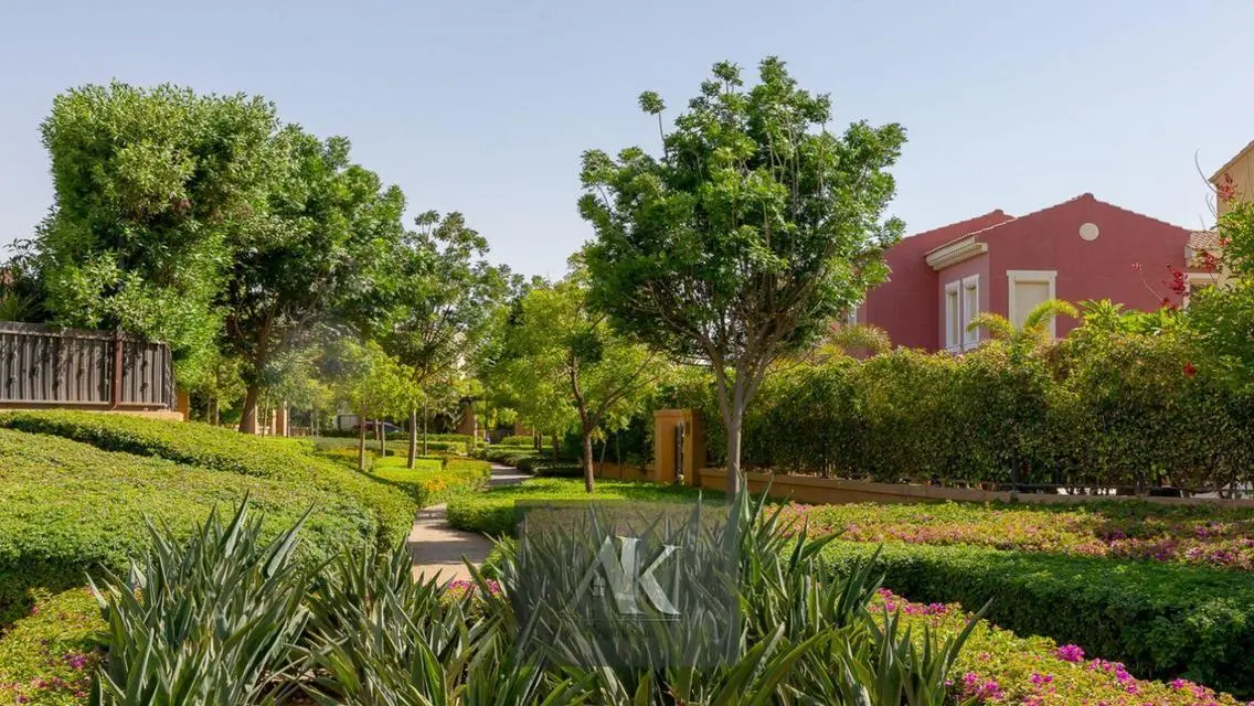 Amazing Villa 950m Direct on lake in Mivida