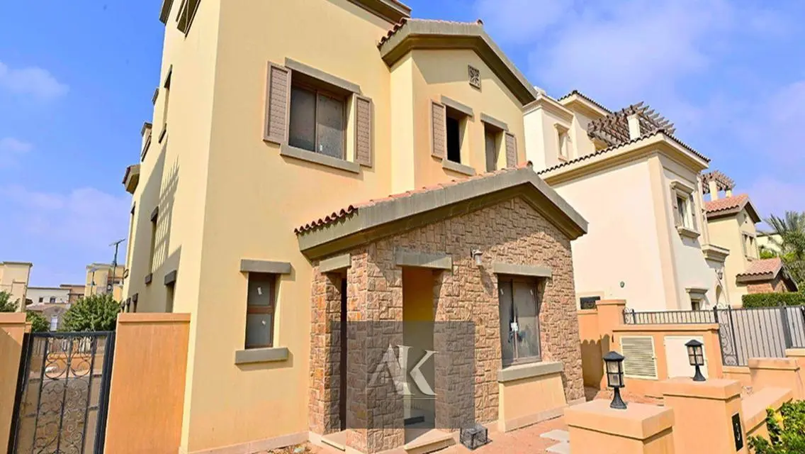 Amazing Villa 950m Direct on lake in Mivida