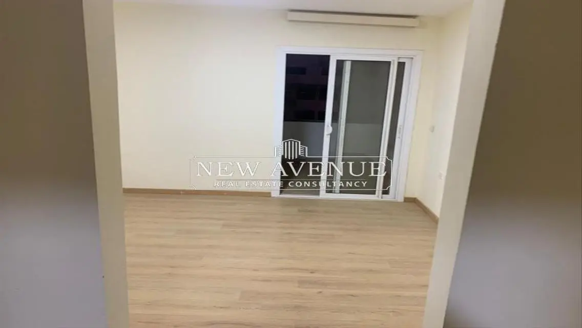 شقة تشطيب كامل بالتكيفات و المطبخ على مساحات خضراء