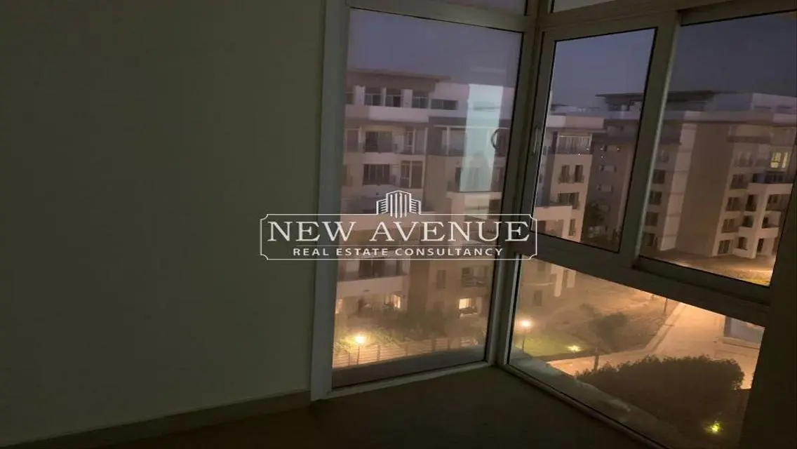 شقة تشطيب كامل بالتكيفات و المطبخ على مساحات خضراء