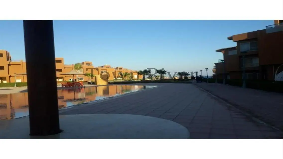شاليه فرصه للبيع في قرية ماليبو السخنة علي البحر
