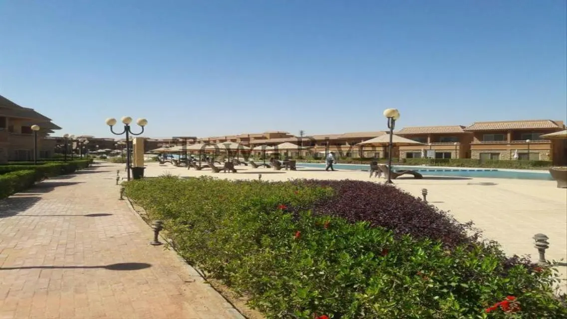 شاليه فرصه للبيع في قرية ماليبو السخنة علي البحر