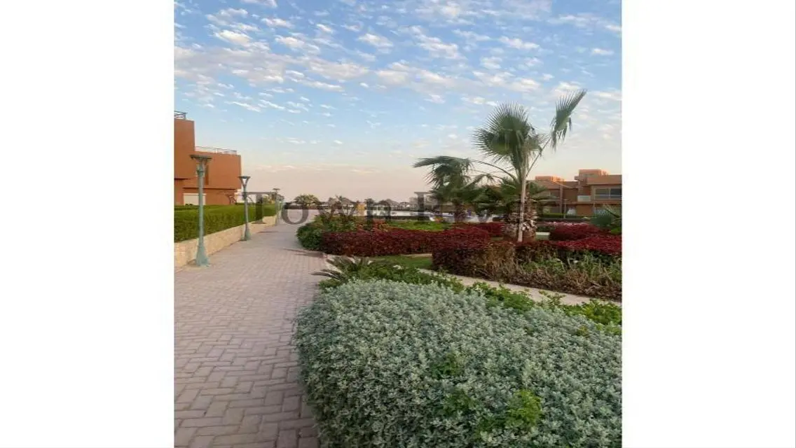شاليه فرصه للبيع في قرية ماليبو السخنة علي البحر