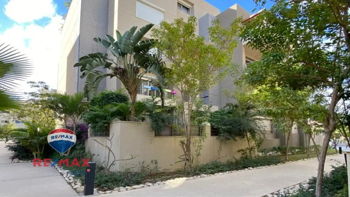 Duplex with Garden at Palm Hills Village Avenue  .