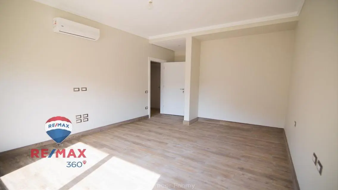 Duplex with Garden at Palm Hills Village Avenue  .