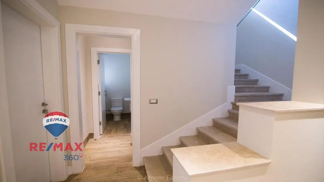 Duplex with Garden at Palm Hills Village Avenue  .