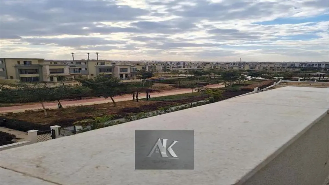 فيلا فاخرة للبيع بمساحة واسعة وإطلالة مميزة