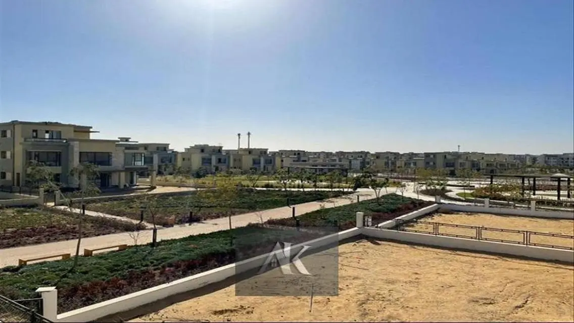 فيلا فاخرة للبيع بمساحة واسعة وإطلالة مميزة