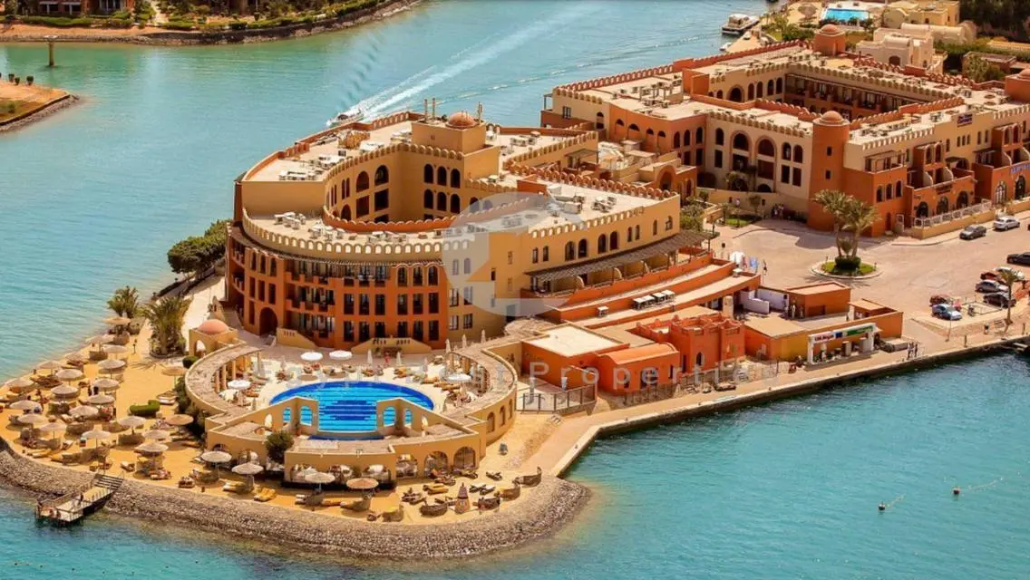 تاون هاوس فيلا للبيع على لاجون مفتوح في الجونة