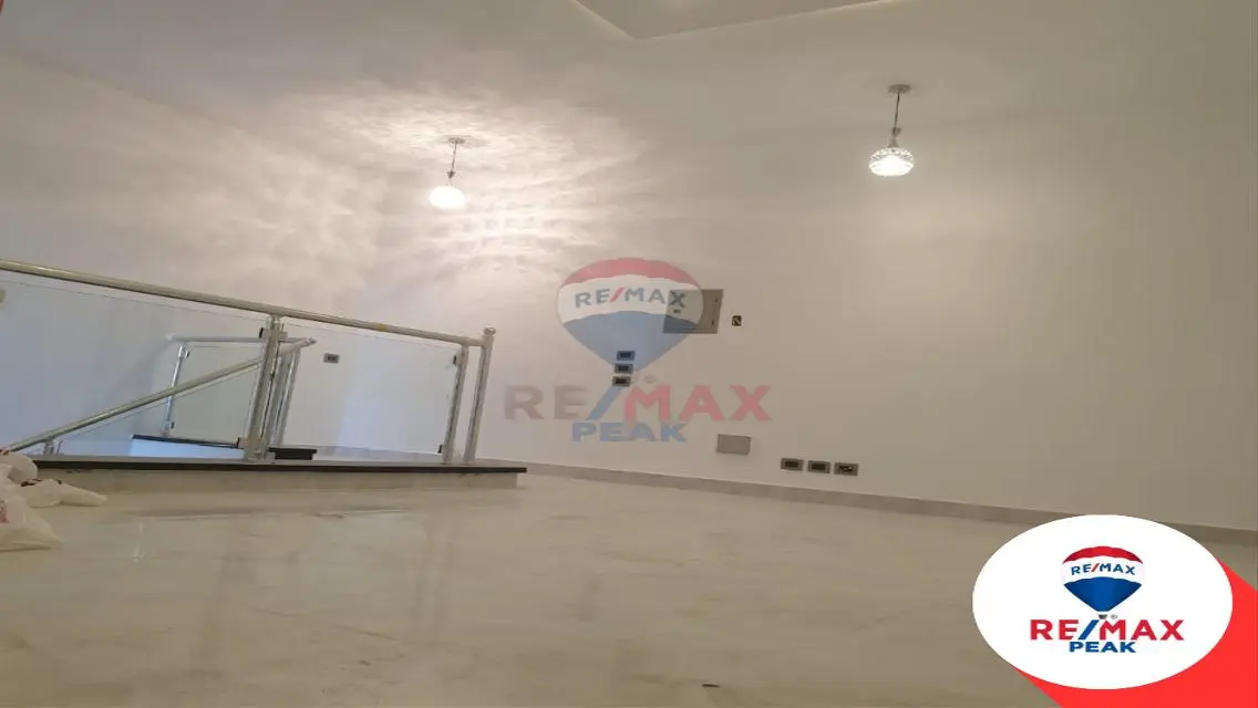 شقة فاخرة للبيع مع شرفة وحديقة خاصة