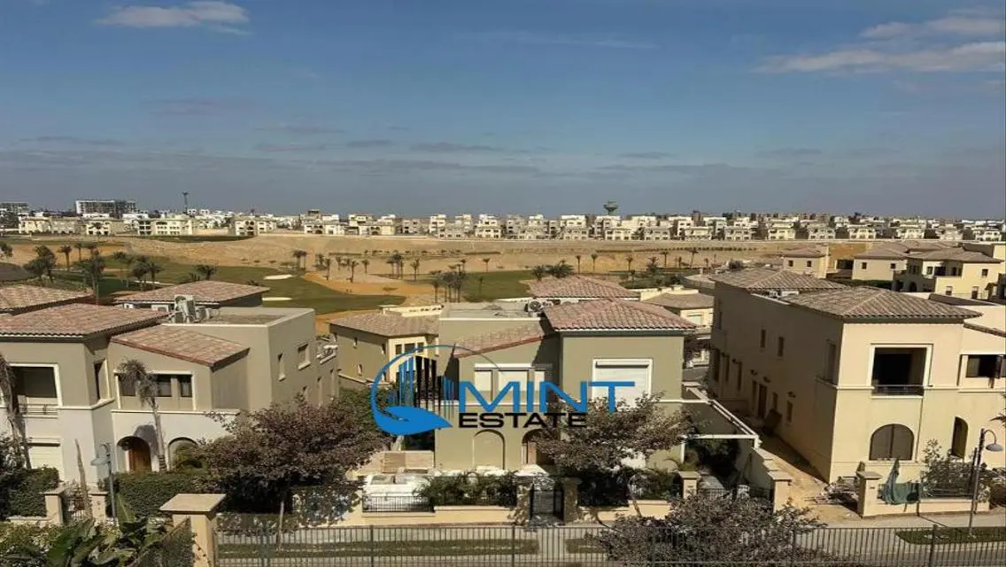 ڤيلا حصري بڤيو على الجولف للبيع في اب تاون
