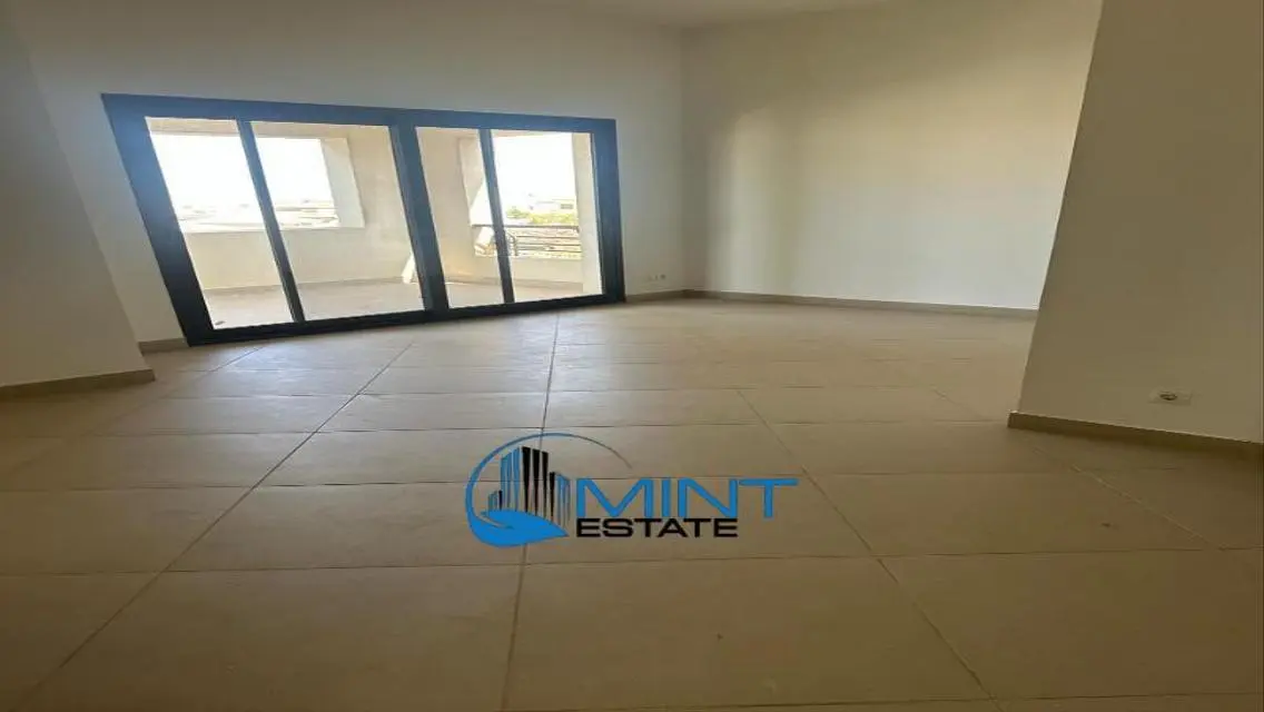 ڤيلا حصري بڤيو على الجولف للبيع في اب تاون