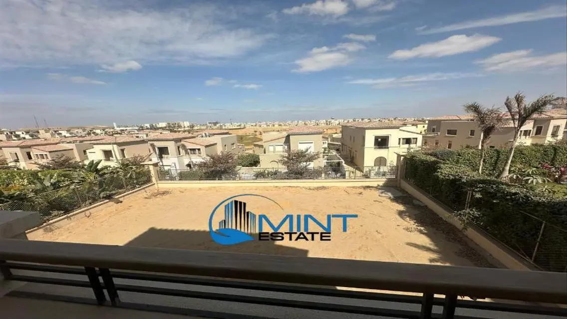 ڤيلا حصري بڤيو على الجولف للبيع في اب تاون